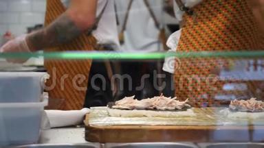 厨师在<strong>快餐</strong>店准备寿司卷。 4k，慢镜头拍摄